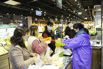 强化农贸市场疫情防控 禁售无检验检疫证明进口水产品，并规范展览服务